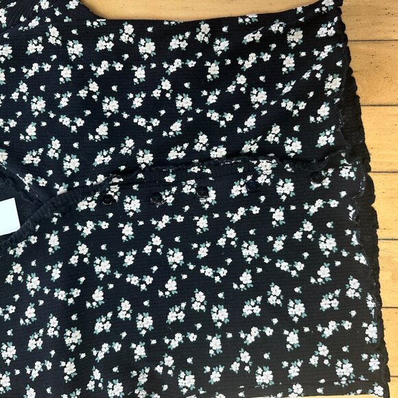 NWT Francesca's Cropped Lettuce Edged Ribbed Floral Button Front Top Size Small - Picture 7 of 11